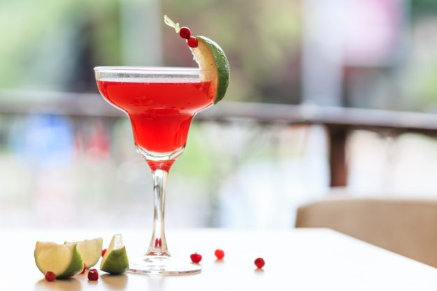 Cocktailkurs Berlin - roter Cocktail mit Limette