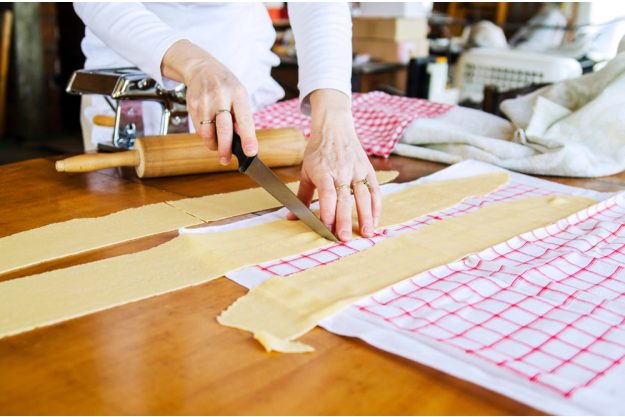 Italienischer Kochkurs Wiesbaden – Lasagneplatten schneiden