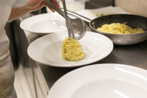 Pasta-Kochkurs in Berlin – Tagliatelle auf Teller verteilen