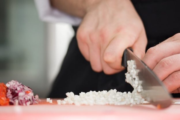 Regionaler Kochkurs Wiesbaden – Zwiebeln hacken