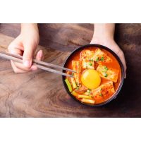 Asia-Kochkurs Wiesbaden – koreanisches Gericht mit Stäbchen