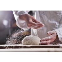 Backkurs Augsburg – Dinkelteig mit Mehl bestäuben