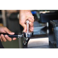 Barista-Kurs Berlin – Kaffeepulver andrücken