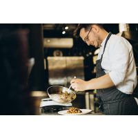 Erlebnisdinner Wiesbaden – Koch bei der Arbeit