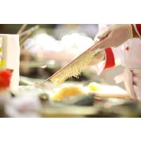 Italienischer Kochkurs Wiesbaden – Parmesan reiben