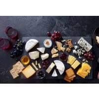 Käse-und-Wein-Degustation-online-Käse-Wein-auf Schiefer