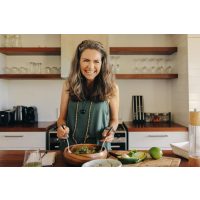 Veganer Kochkurs Berlin – Frau macht Salat