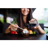 Weinprobe mit Sushi in München – Frau isst Sushi