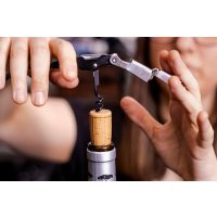 Weinprobe München – Flasche öffnen