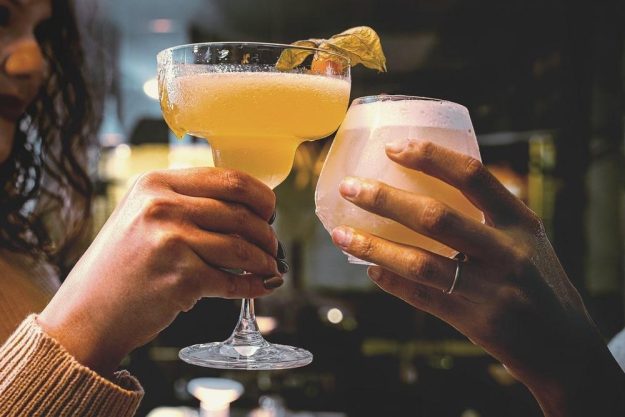 Cocktailkurs Würzburg – Freundinnen stoßen mit Cocktails an