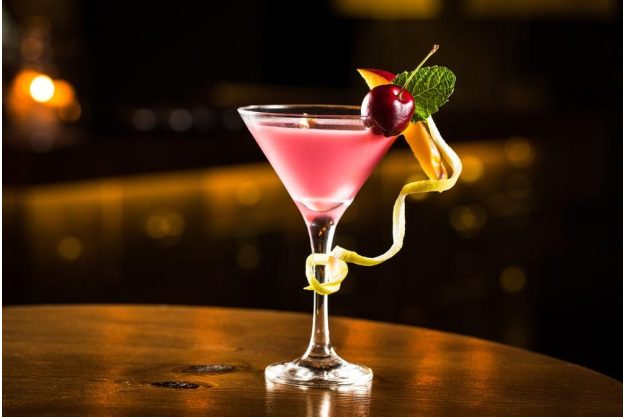 Cocktailkurs Würzburg – elegant dekorierter Drink