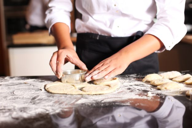 Firmenfeier Stuttgart mit schwäbischem Kochkurs - Teig ausstechen