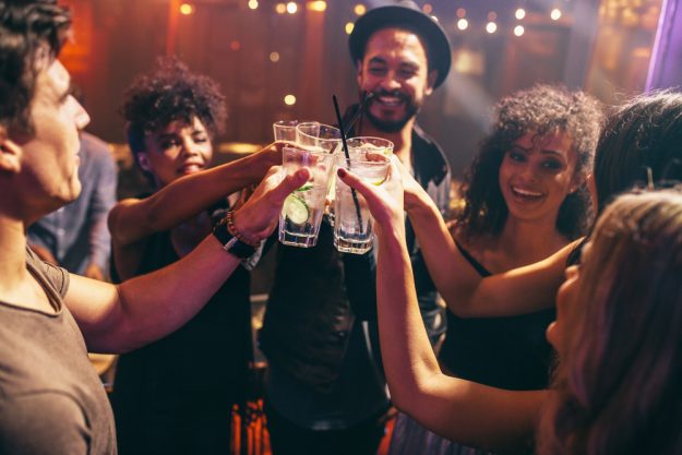 Gin-Tasting Berlin – Freunde trinken zusammen Gin Tonic