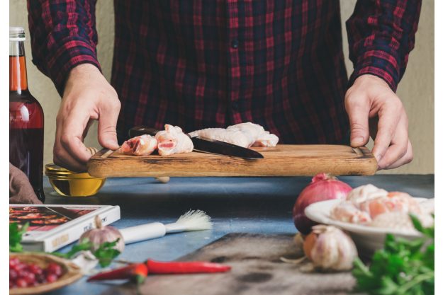 Männerkochkurs Frankfurt – Mann bereitet Essen vor