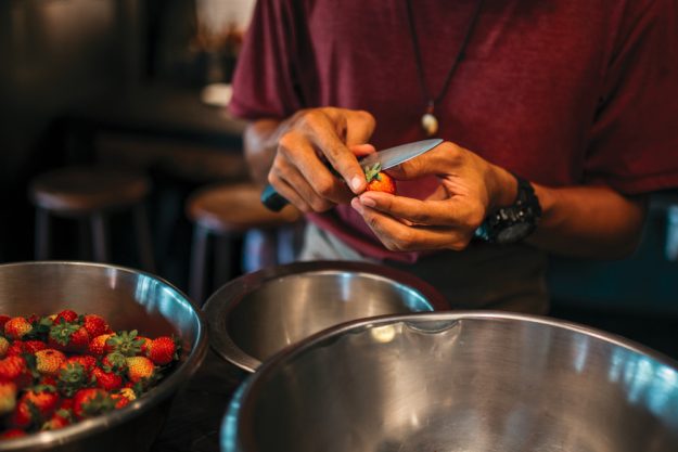 Männerkochkurs Frankfurt – Erdbeeren schneiden