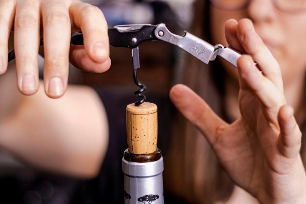 Weinprobe München – Flasche öffnen
