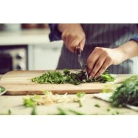 Gutschein für einen gesunden Kochkurs – Petersilie hacken