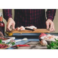 Männerkochkurs Frankfurt – Mann bereitet Essen vor