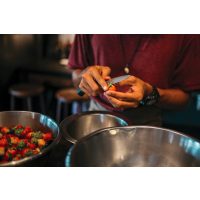 Männerkochkurs Frankfurt – Erdbeeren schneiden