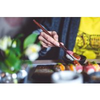 Sushi-Kurs Bonn – Frau beim Sushi essen