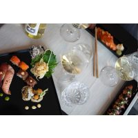Weinprobe mit Sushi in München – edel gedeckte Tafel