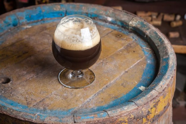 Bier-Tasting Landshut – Bierglas auf Holzfass