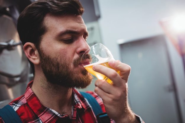 Braukurs Landshut – Brauer probiert Bier