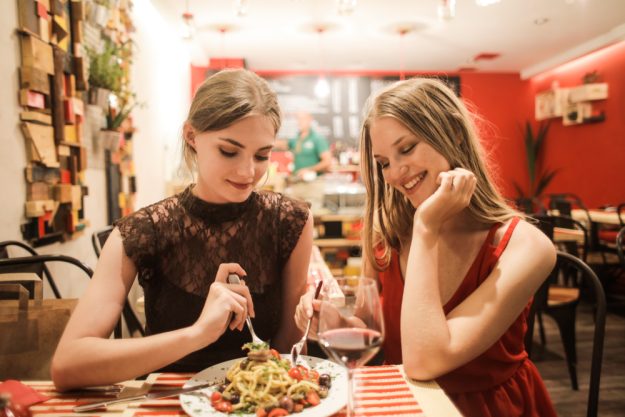 Kulinarische Stadtführung Frankfurt – Freundinnen sitzen in Restaurant