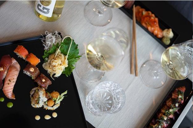 Weinprobe mit Sushi in München – edel gedeckte Tafel