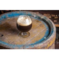 Bier-Tasting Landshut – Bierglas auf Holzfass