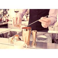 Cocktailkurs Berlin - cooler Barkeeper am Werk