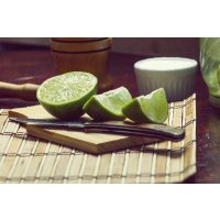 Gutschein Gin-Tasting – Frisch aufgeschnittene Limettenspalten