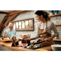 Online Kochkurs Schwäbisch – junges Paar kocht zuhause