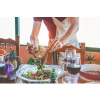 Veganer Kochkurs Berlin – Salat vermischen