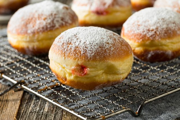 Backkurs Augsburg – Frische Krapfen auf Backgitter