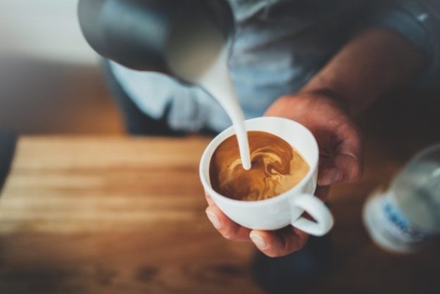 Barista Online Kurs Milch richtig eingießen