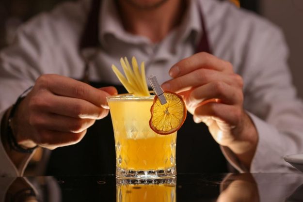 Cocktailkurs Berlin – Tumbler schön garnieren