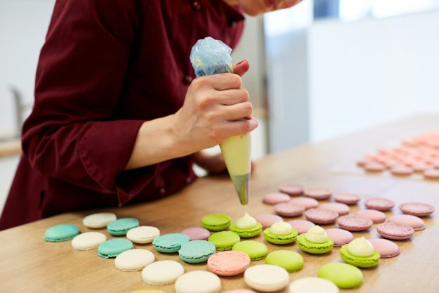 Macarons-Backkurs Augsburg – Creme auftragen
