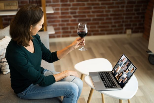 Online-Firmenfeier-Frau-stößt an