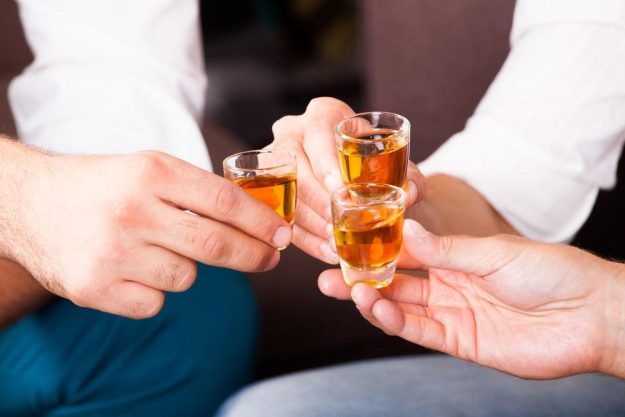 Rum-Seminar Frankfurt: Freunde probieren gemeinsam Rum