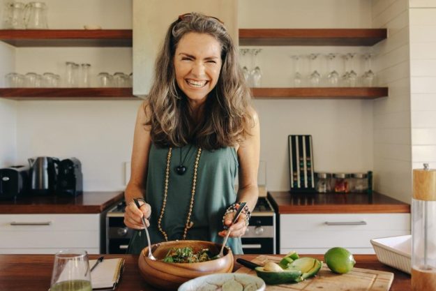 Veganer Kochkurs Berlin – Frau macht Salat