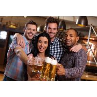 Teambuilding Steak & Bier-Kochkurs München - Kollegen beim Biertrinken