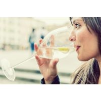 Kulinarische Stadtführung Köln – Frau trinkt genüsslich ein Glas Wein
