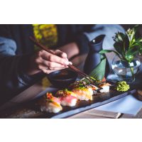 Sushi-Kurs Bonn – japanische Frau beim Sushi essen