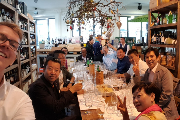 Weinseminar in Bielefeld – Frau und Mann trinken Wein