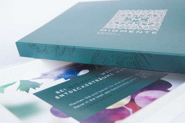 Gutschein für einen gesunden Kochkurs – Geschenkbox veredelt mit einer schimmernden Heißprägefolie