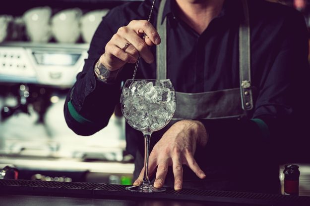 Gutschein Gin-Tasting – Barkeeper rührt Eiswürfeln um
