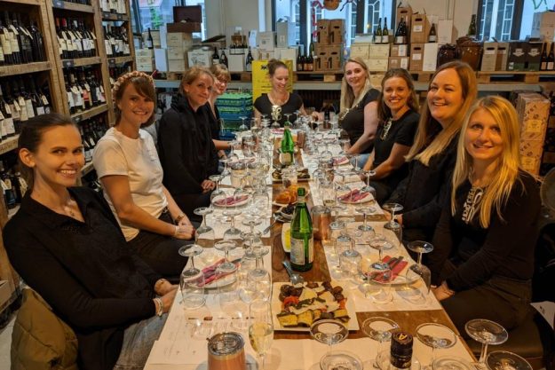 Weinseminar in Bielefeld – Frau und Mann trinken Wein