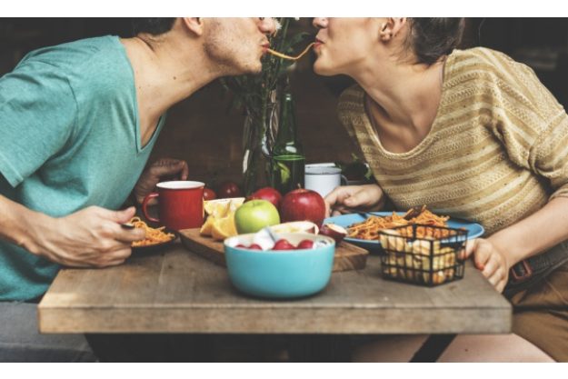 Erotik-Kochkurs Leipzig - Paar genießt Pasta