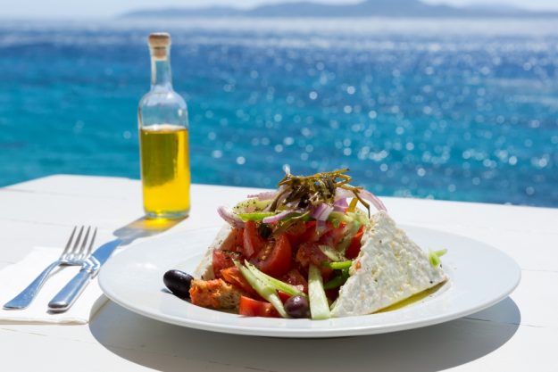 griechischer-kochkurs-berlin Urlaubsessen vor Meer